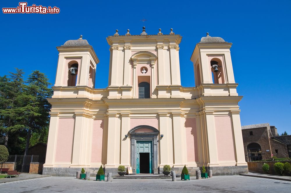 Immagine La basilica del Santo Sepolcro a Acquapendente, Lazio. L'edificio di culto, costruito in stile romanico, appartiene all'ordine benedettino. Nel corso dei secoli è stata sottoposta a diversi interventi di abbellimento e restauro.