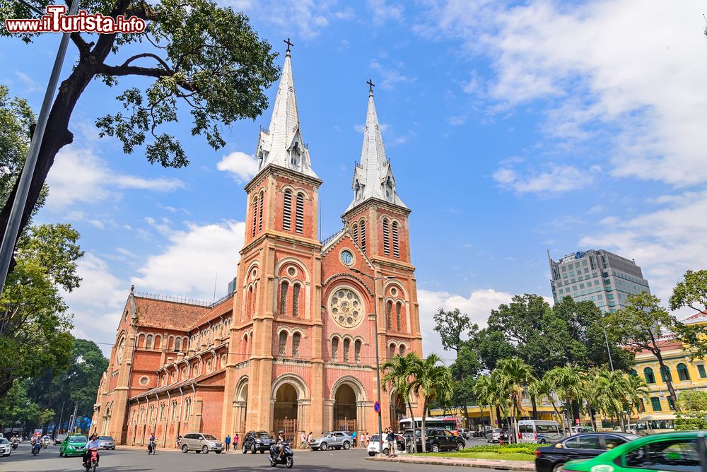 Immagine La basilica di Notre Dame a Ho Chi Minh City (Saigon), Vietnam. L'edificio ha uno stile neoromanico ed è stato costruito alla fine del XIX secolo.

p { margin-bottom: 0.25cm; line-height: 115%; }a:link { }