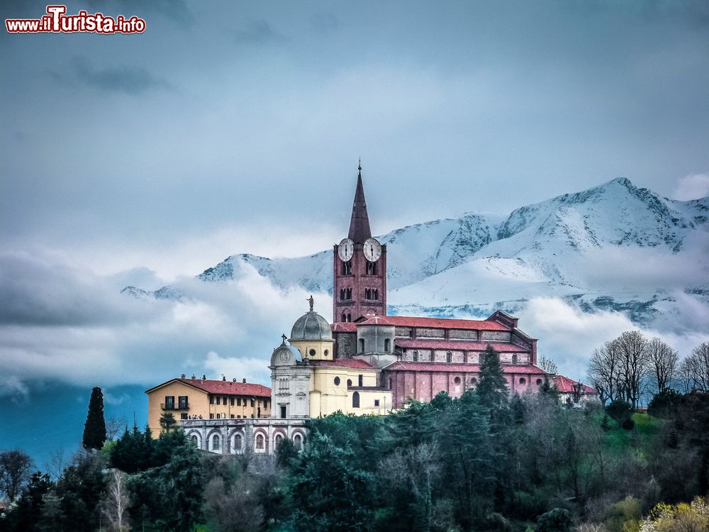 Immagine La Basilica di San Maurizio con le Alpi innevate a Pinerolo in Piemonte