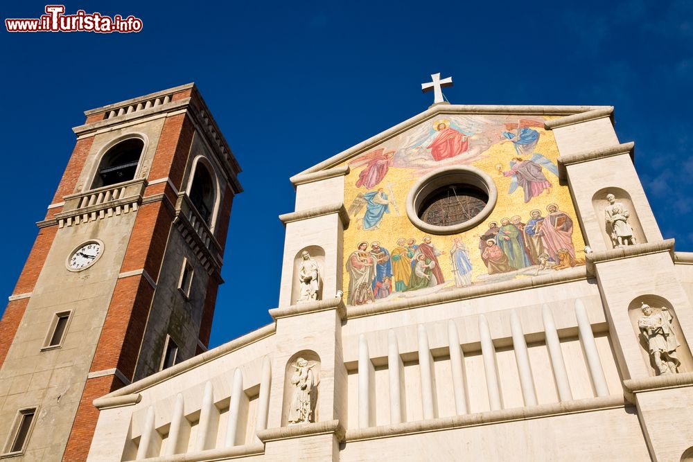 Immagine La basilica di San Paolino a Viareggio, provincia di Lucca, Toscana. Unica chiesa compiutamente rinascimentale di Lucca, venne costruita nel 1896 sul luogo dove anticamente sorgeva un luogo di culto paleocristiano. Conserva in gran parte gli arredi e i dipinti originali.