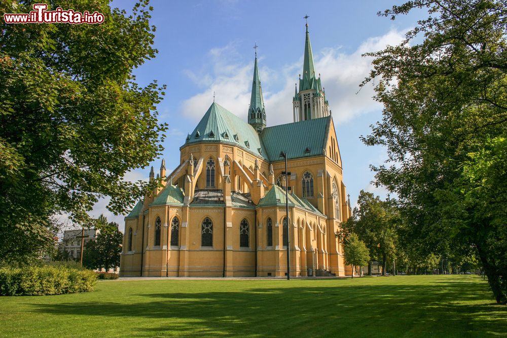 Immagine La basilica di San Stanislao Kostka a Lodz, vista dal retro, Polonia. A progettarla è stato l'architetto Emil Zillmann.