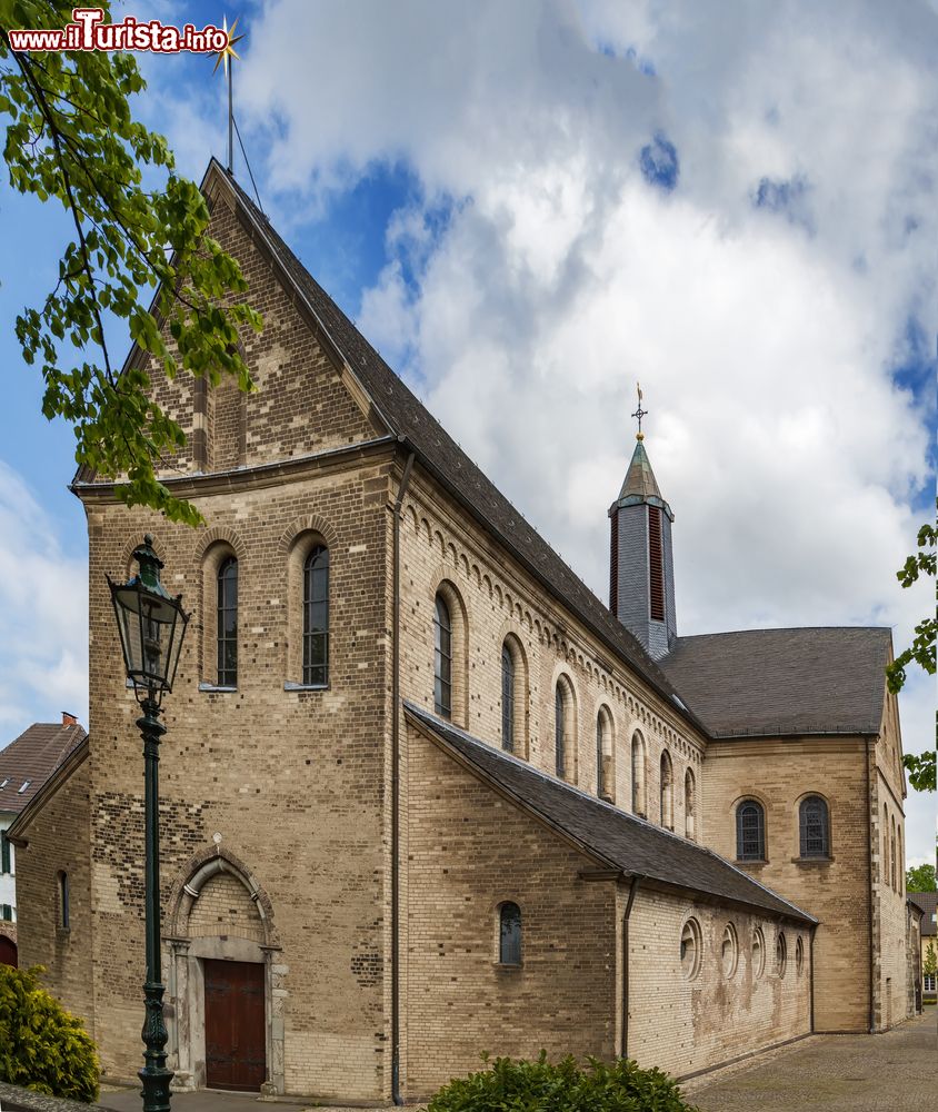 Immagine La basilica di San Suitberto nella periferia di Dusseldorf, Germania. Costruita in tufo attorno al 1050 è caratterizzata da diversi stili architettonici: la navata è in tardo romanico mentre il coro presenta caratteristiche già gotiche. Ristrutturata due volte, questa chiesa cattolica ospita le spoglie di San Suitberto, evangelizzatore della Frisia.