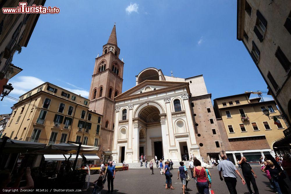 Immagine La Basilica di Sant'Andrea in centro a Mantova, fotografata in estate (Lombardia) - © Zvonimir Atletic / Shutterstock.com