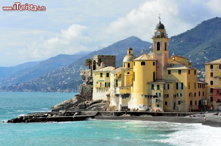 Immagine La Basilica di Santa Maria Assunta a Camogli - costruita su uno scoglio, direttamente affacciata sul mare, questa imponente chiesa a tre navate svetta nel panorama camogliese, tra il Mar Ligure e il promontorio di Portofino. Un panorama splendido, che fa da cornice a questa grande chiesa barocca, dagli interni incredibilmente lussuosi. - © maudanros / Shutterstock.com