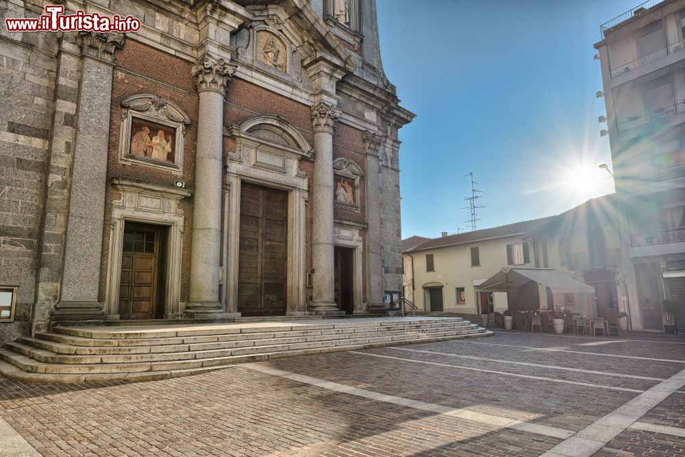 Immagine La basilica di Sant'Agnese in piazza Vittorio Veneto a Somma Lombardo, Lombardia. L'attuale edificio religioso dedicato alla santa è stato progettato da Francesco Maria Richini nel 1645 ed eretto fra il 1664 e il 1697 dall'architetto Carlo Buzio.