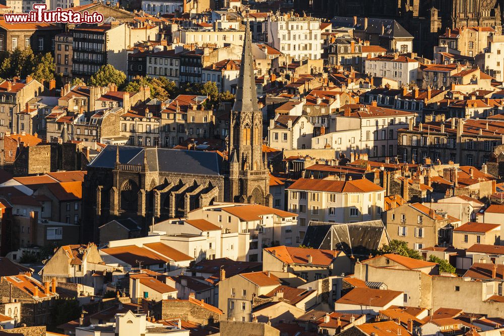 Immagine La basilica romana di Notre-Dame du Port al tramonto nel centro di Clermont-Ferrand, Francia. E' una delle tappe del Cammino di Santiago de Compostela.