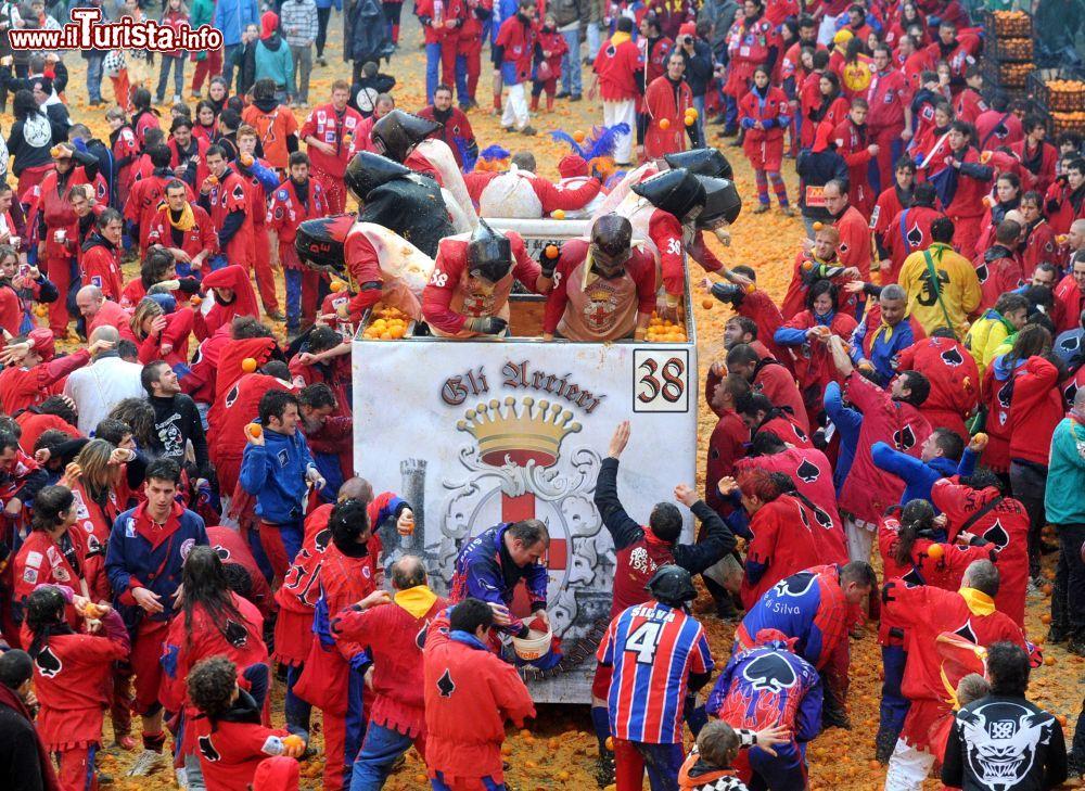 Immagine La Battaglia delle Arance, l'evento clou del Carnevale di Ivrea in Piemonte - © Paolo Bona / Shutterstock.com