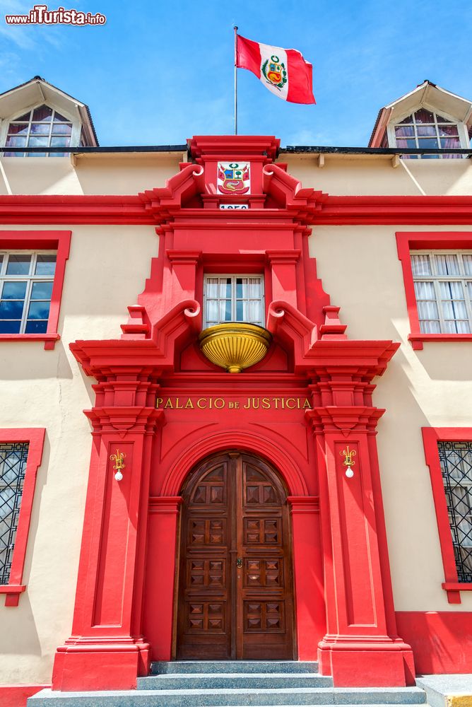 Immagine La bella acciata del Palazzo di Giustizia di Puno con la bandiera peruviana.