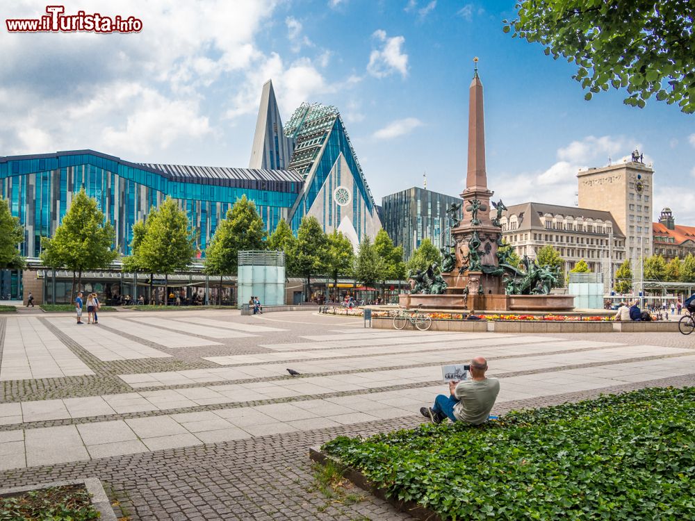 Immagine La bella Augustusplatz nel centro di Lipsia (Germania) in una giornata estiva di sole.