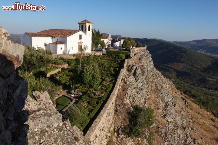 Immagine La bella cattedrale di Marvao arroccata sulla collina dell'Alentejo, Portogallo - © bimbom / Shutterstock.com