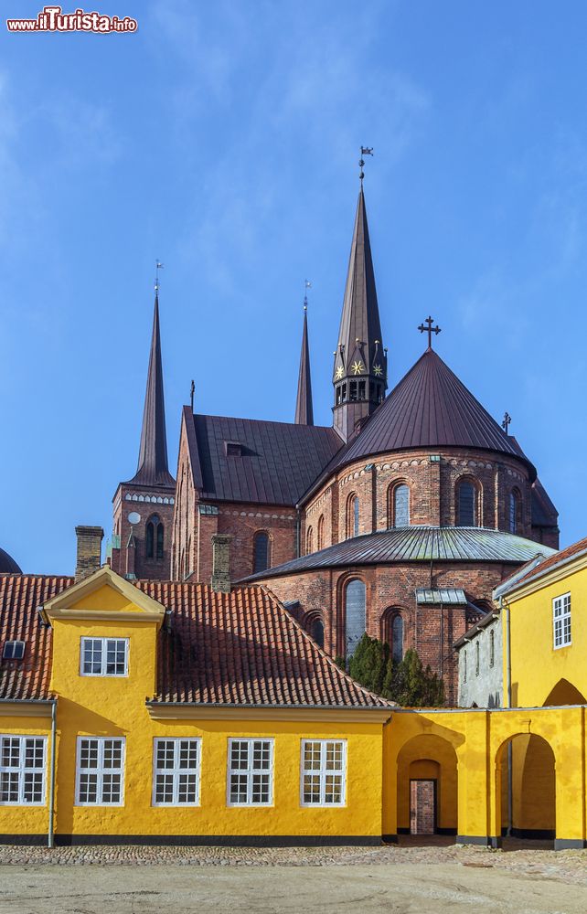 Immagine La bella cattedrale di Roskilde, Danimarca. Appartenente alla chiesa luterana, questo edificio religioso gotico è stato il primo ad essere costruito in mattoni contribuendo così a diffondere la diffusione di questo stile nel Nord Europa.