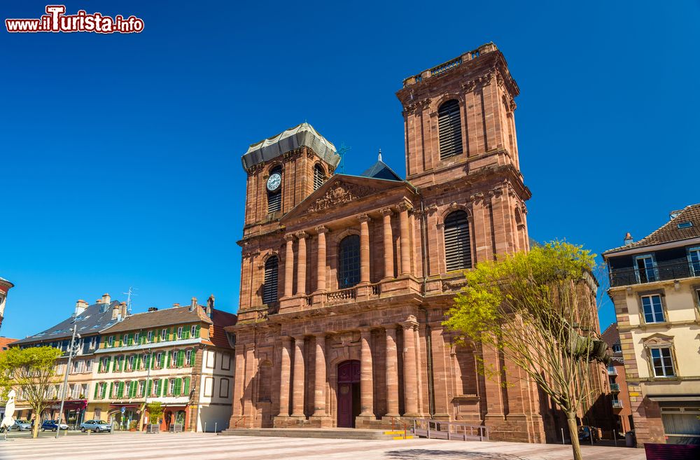 Immagine La bella cattedrale di San Cristoforo a Belfort, Francia. Costruita in stile classico, dal 1930 è monumento storico di Francia.