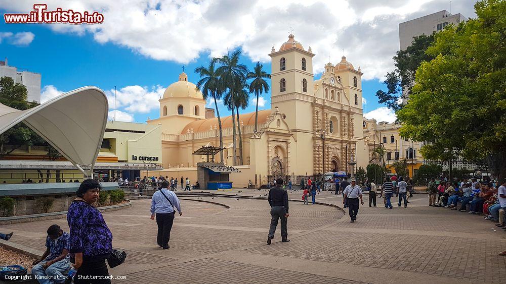 Immagine La bella cattedrale di San Michele a Tegucigalpa, Honduras. Situato nel centro storico, questo edificio religioso venne costruito alla metà del XVIII° secolo in forme barocche - © Kanokratnok / Shutterstock.com