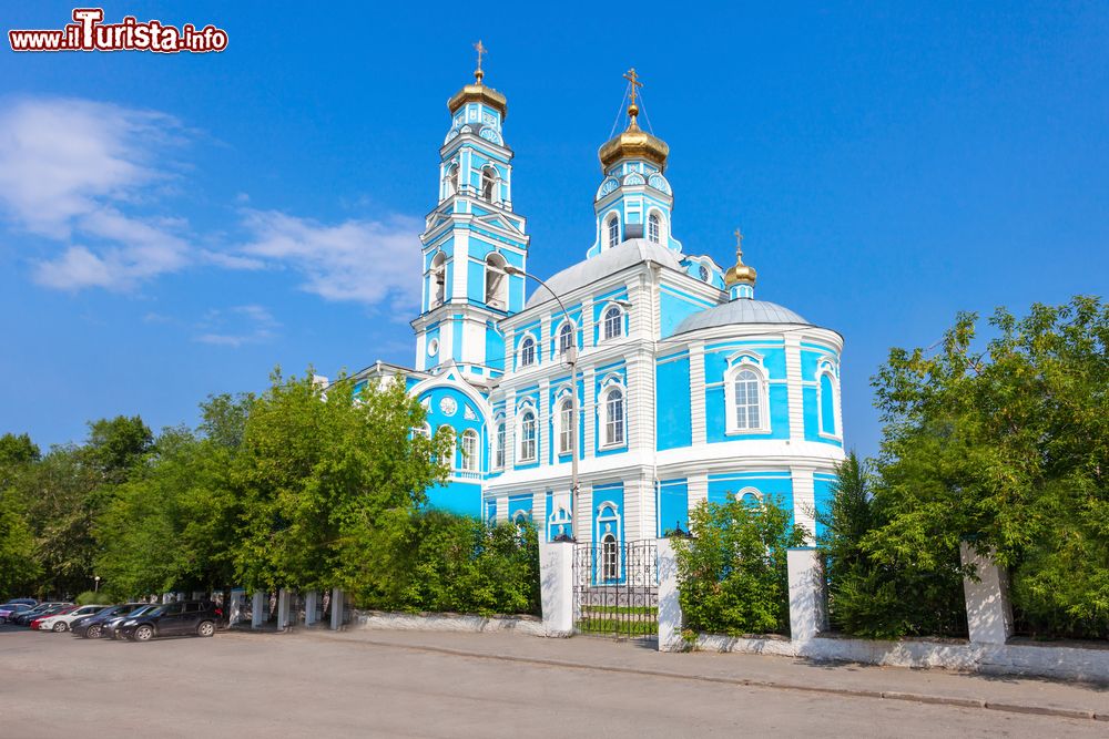 Immagine La bella chiesa ortodossa dell'Ascensione di Cristo a Ekaterinburg, Russia. Realizzata in stile tardo barocco, quest'edificio religioso è anche uno dei più antichi della città. Sorge sulla collina dell'Ascensione nel punto più alto della città.