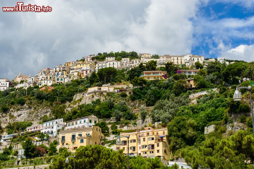 Immagine La bella città della Costiera Amalfitana, Vietri sul Mare, in provincia di Salerno, Campania. L'antica produzione della ceramica ha reso questo borgo famoso in tutto il mondo.