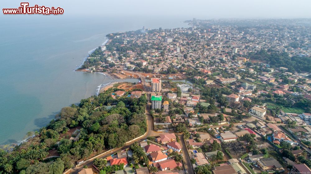 Immagine La bella città di Conakry fotografata dall'aereo, Guinea. Questa località è stata fondata dopo che i britannici cedettero l'isola di Tombo alla Francia nel 1887.