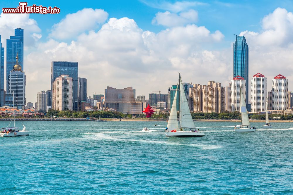 Immagine La bella cittadina costiera di Qingdao, Cina. Durante l'estate la città è letteralmente presa d'assalto dai turisti soprattutto quando si svolgono la fiera del commercio e il festival dell'oceano.