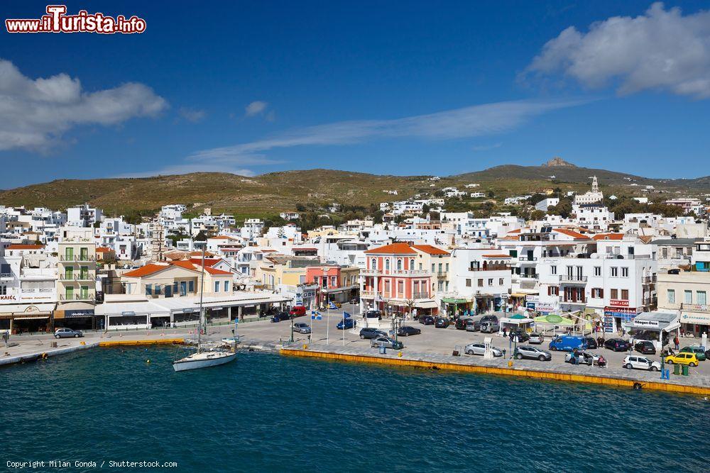 Immagine La bella cittadina di Tino vista dal traghetto, isola di Tino (Grecia) - © Milan Gonda / Shutterstock.com