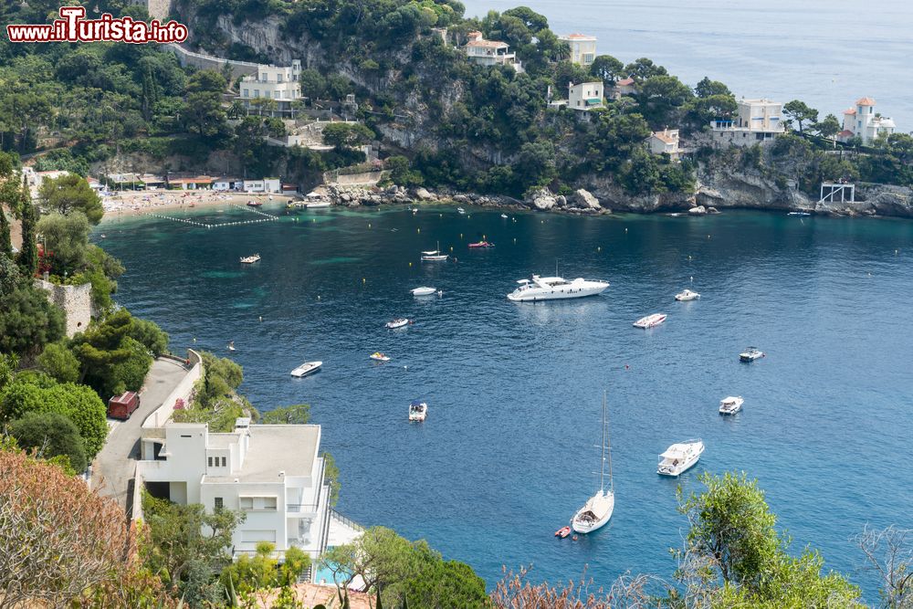 Immagine La bella costa di Cap d'Ail (Francia) vista dall'alto delle colline in estate.