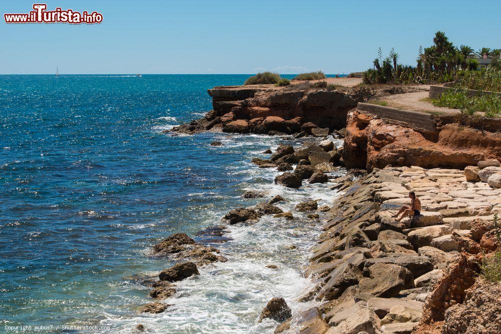 Immagine La bella costa rocciosa di Vinaros, Spagna, lambita dalle acque del Mediterraneo. Siamo nella Costa Azahar formata da circa 120 km di spiagge e cale. Questo tratto di litorale deve il suo nome ai fiori di arancio: gli agrumeti sono infatti particolarmente presenti in zona - © mubus7 / Shutterstock.com