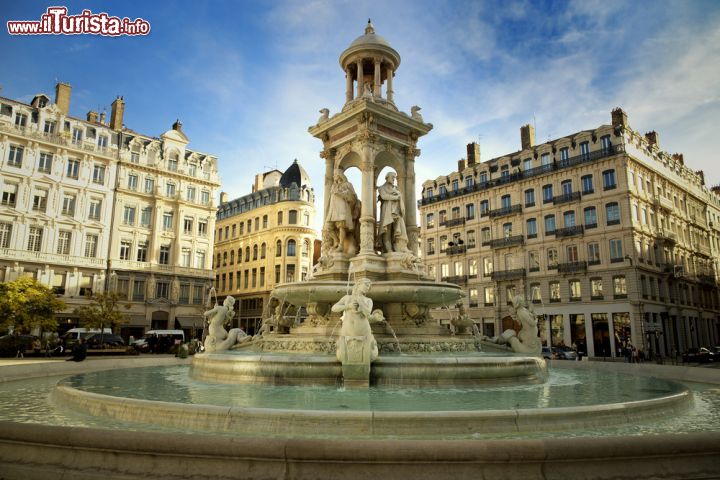 Immagine La bella fontana dei Giacobini nell'omonima piazza di Lione, Francia - © Pinkcandy / Shutterstock.com