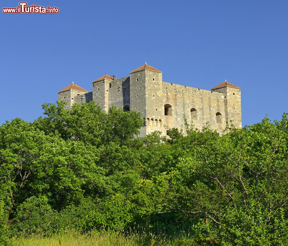 Immagine La bella fortezza di Nehaj nei pressi di Senj, Croazia. Costruito nel 1558 con materiale preso dalle rovine dei monasteri e delle chiese dei dintorni, questo castello è il simbolo di Senj.