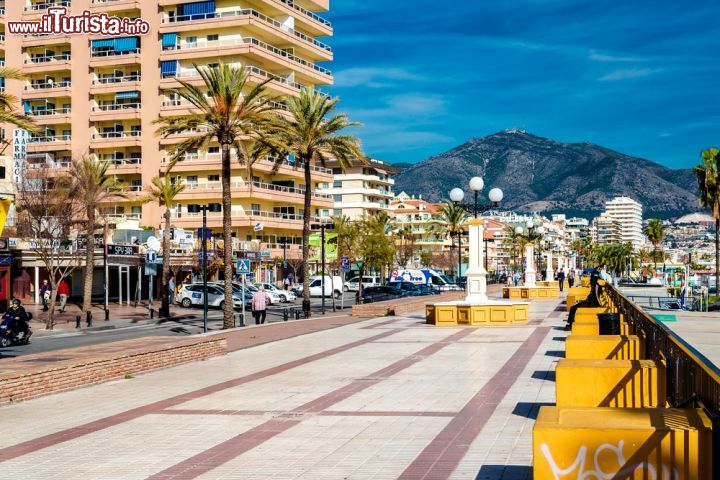 Immagine La bella passeggiata lungomare di Fuengirola, Malaga, in una giornata di sole. Siamo al sud della Sagna nella località un tempo conosciuta come Suel e poi come Suhayl - © Alexander Tihonov / Shutterstock.com