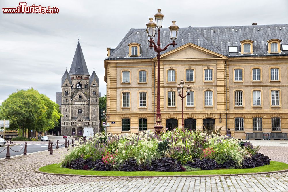 Immagine La bella Piazza della Commedia di Metz, Francia, con il Teatro dell'Opera. Costruito fra il 1738 e il 1752, il teatro è uno dei primi di Francia oltre che il più antico in funzione.