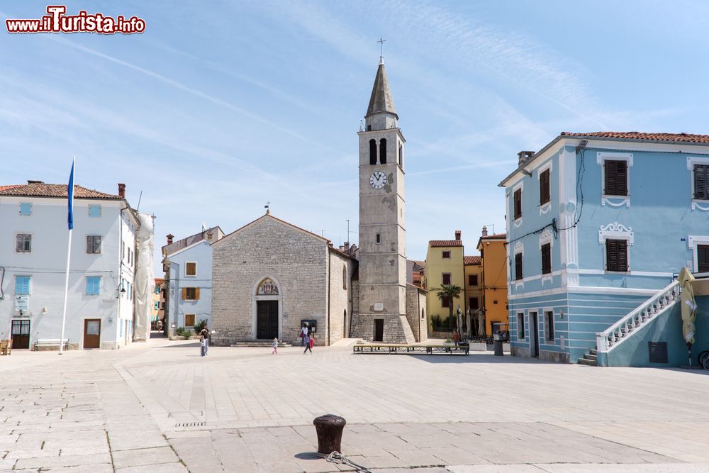 Immagine La bella piazza principale con la chiesa a Fazana, Croazia.