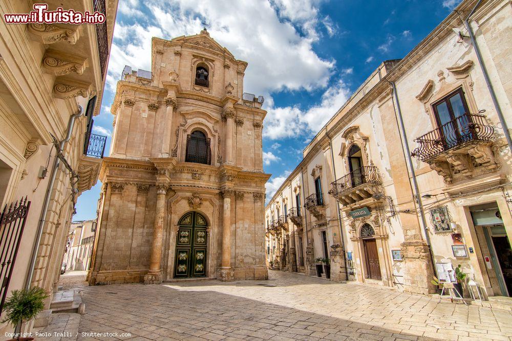 Immagine La bella piazza su cui si affaccia la chiesa barocca intitolata a San Michele Arcangelo in Scicli, provincia di Ragusa - © Paolo Tralli / Shutterstock.com