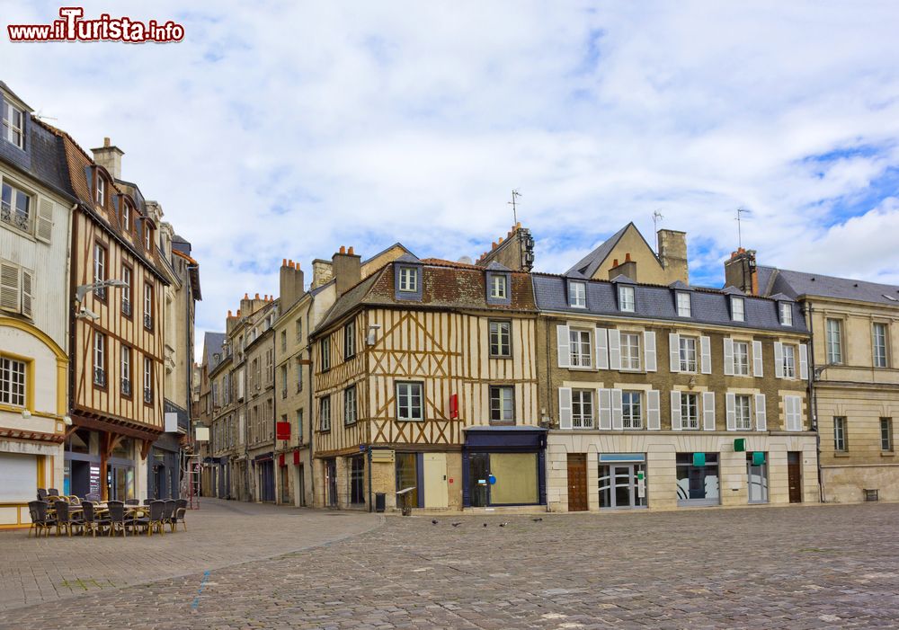 Immagine La bella place Charles de Gaulle con palazzi a graticcio nel centro di Poitiers, Francia.