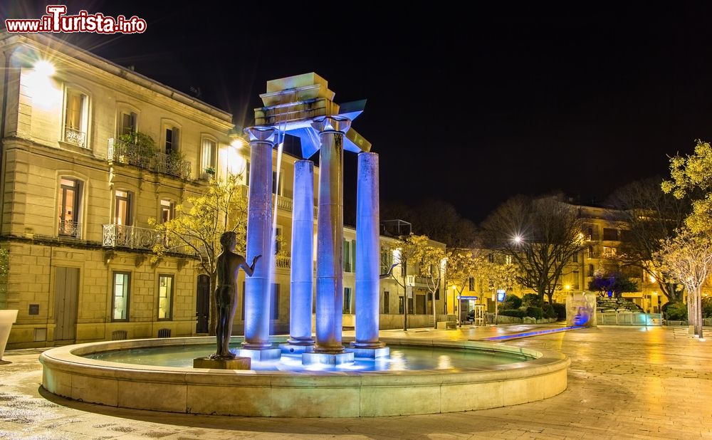 Immagine La bella Place d'Assas fotografata di notte nel centro di Nimes, Francia.