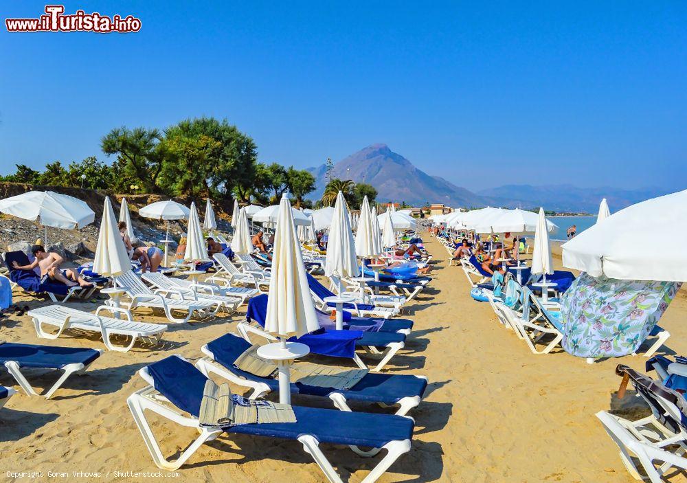 Immagine La bella spiaggia attrezzata di Campofelice di Roccella, nord della Sicilia - © Goran Vrhovac / Shutterstock.com
