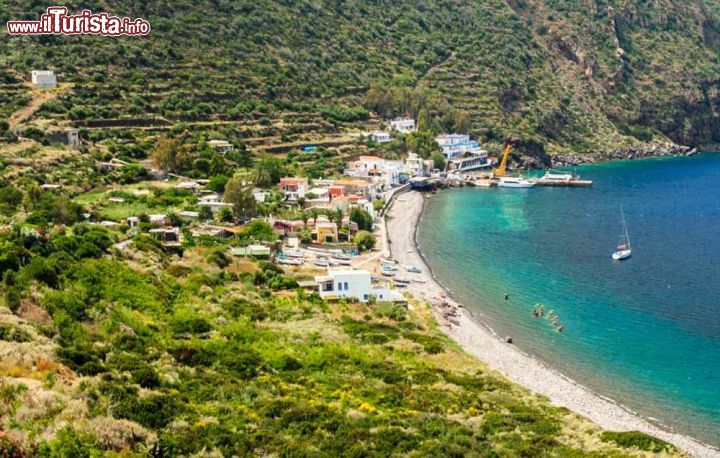 Immagine La bella spiaggia della costa est di FIlicudi, isole Eolie