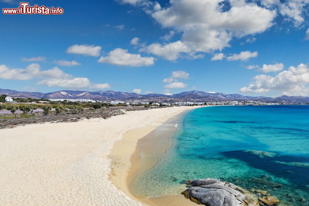 Immagine La bella spiaggia di Agios Prokopios a Naxos, isola della Grecia