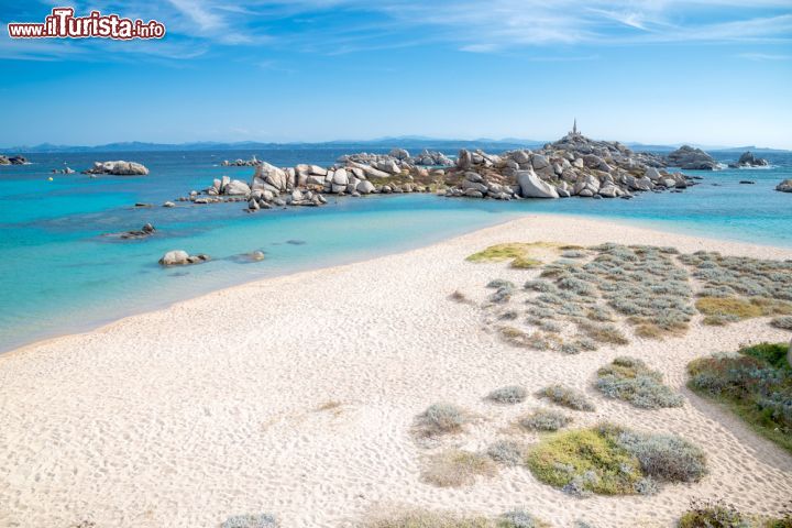 Immagine La bella spiaggia di Cala Acciarino sull'isola di Lavezzi, Corsica. Questa mezza luna di sabbia si affaccia su una piccola baia circondata da grandi massi.