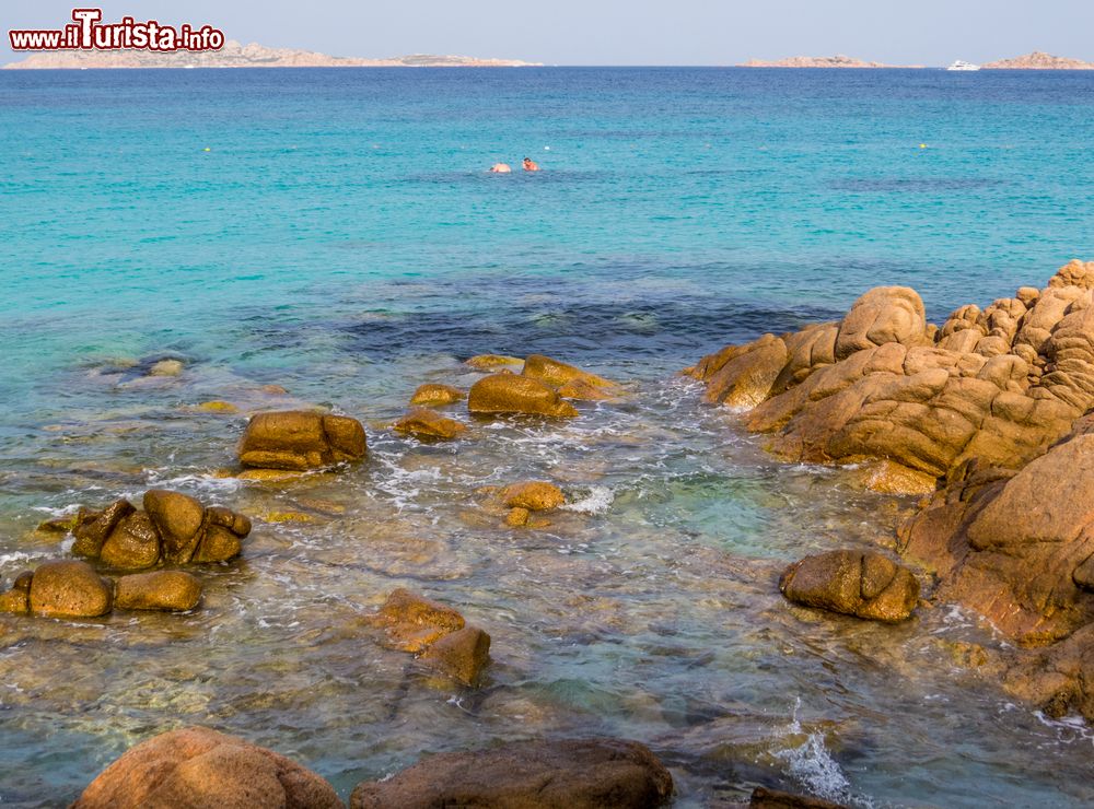 Immagine La bella spiaggia di Capriccioli a Arzachena, Sardegna. Questa riviera di sabbia bianca è caratterizzata da rocce di granito, macchia mediterranea e un mare di rara limpidezza.
