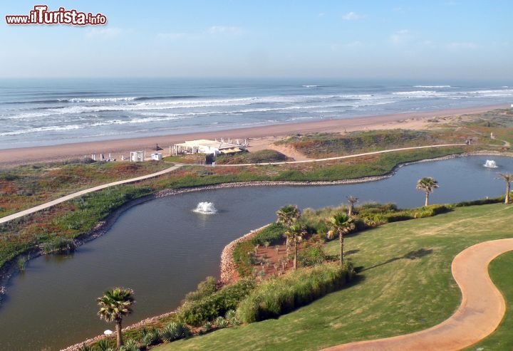 Immagine La bella spiaggia di El Haouzia vista dal Mazagan Hotel, Marocco. Questo resort è già diventato un importante punto di riferimento per gli amanti dello sport, dello star bene e della mondanità.