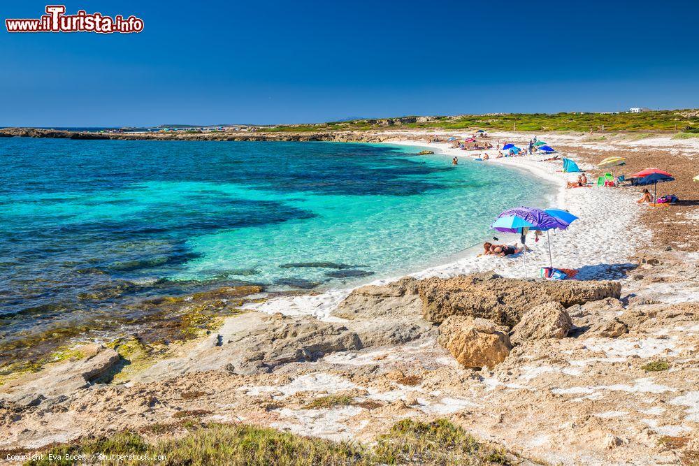 Immagine La bella spiaggia di Is Arutas beach, in Sardegna, una delle migliori della zona di Oristano. - © Eva Bocek / Shutterstock.com