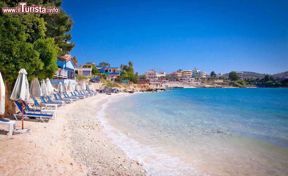 Immagine La bella spiaggia di Ksamil in Albania, ideale per le famiglie con bambini