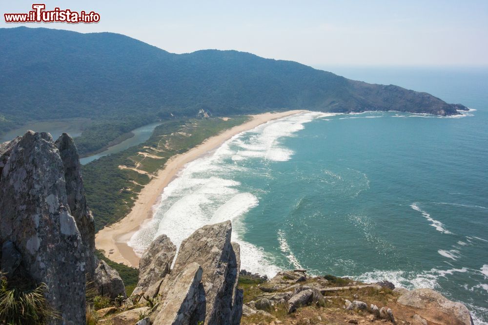 Immagine La bella spiaggia di Lagoinha do Leste a Florianopolis, isola di Santa Catarina, Brasile.