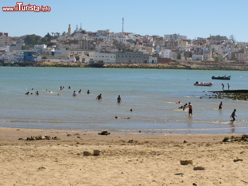 Immagine La bella spiaggia di Larache, Marocco. Situata nel nord del Marocco, questa cittadina, il cui nome arabo signfica "la soffitta", vanta una splendida spiaggia di sabbia frequentata dagli abitanti e dai turisti.