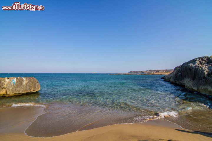 Immagine La bella spiaggia a sud di Marzamemi, Sicilia - E' un tratto di costa decisamente suggestivo con  grandi spiagge e piccole insenature quello che caratterizza questa località della Sicilia © Wead / Shutterstock.com