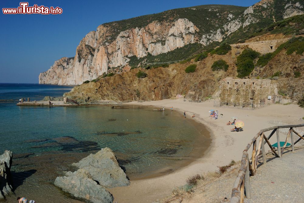 Immagine La bella spiaggia di Masua si trova non distante da Iglesias, nel Sulcis Iglesiente in Sardegna