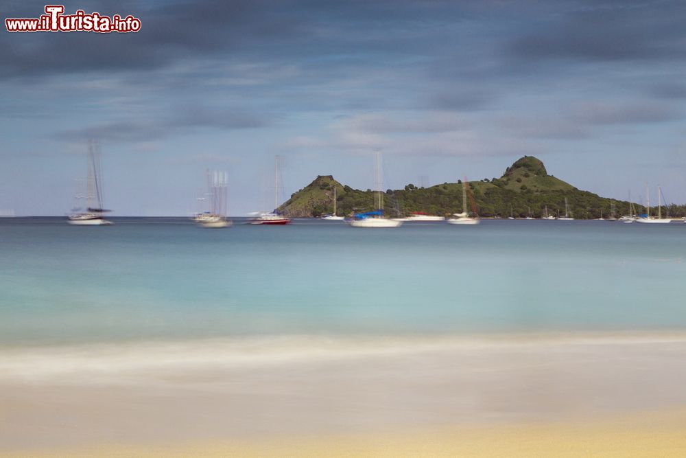 Immagine La bella Reduit Beach e sullo sfondo Pigeon Island a Rodney Bay, Saint Lucia.