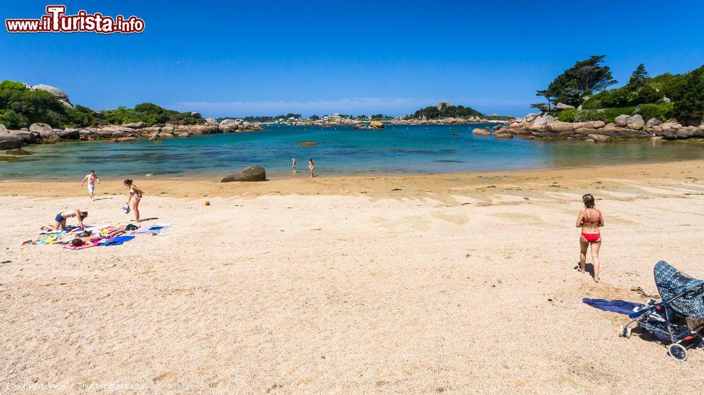 Immagine La bella spiaggia di Saint-Guirec vicino al sito di Ploumanac'h a Perros-Guirec, Costa di Granito Rosa - © vvoe / Shutterstock.com