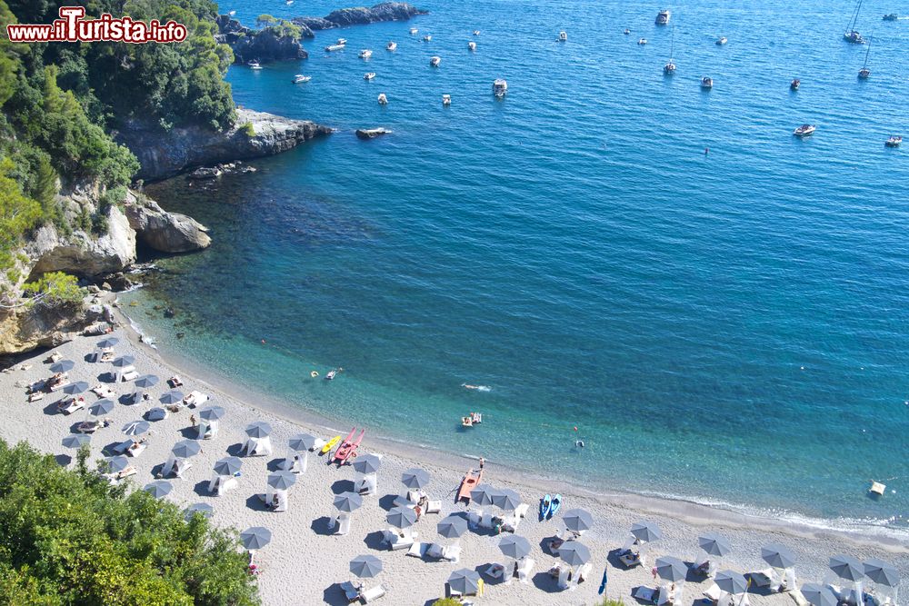 Immagine La bella spiaggia di Tellaro sulla costa ligure, La Spezia, Italia. Acque azzurre e cristalline lambiscono questo tratto di litorale attrezzato nel Comune di Tellaro.
