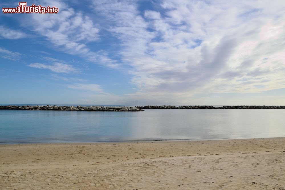 Immagine La bella spiaggia di Viserba in primavera, siamo nei pressi di Rimini