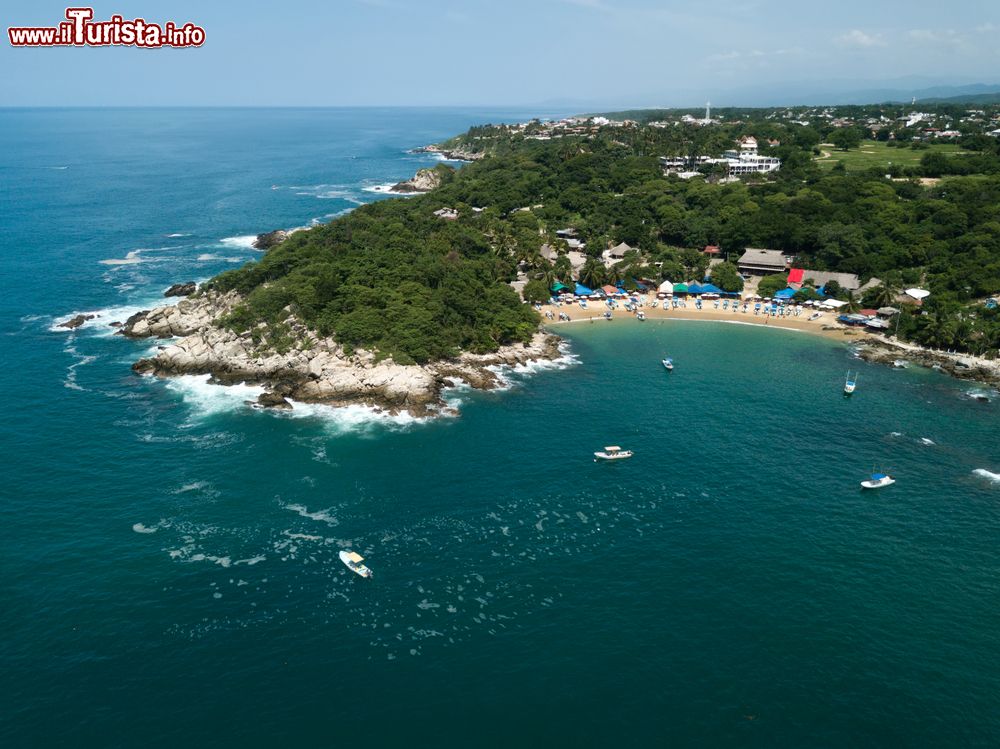 Immagine La bella spiaggia Manzanillo a Puerto Escondido, Messico. Vero paradiso tropicale, la sua sabbia, il colore del mare e e l'atmosfera la rendono una tipica playa messicana. E' ideale per prendere il sole e per fare snorkeling.