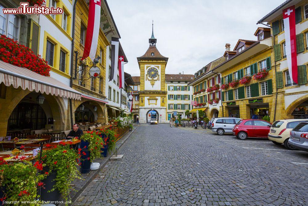 Immagine La bella torre dell'orologio alla fine della strada principale di Murten, Svizzera. Edificata nel 1239, venne ricostruita nella seconda metà del XVIII° secolo - © marekusz / Shutterstock.com